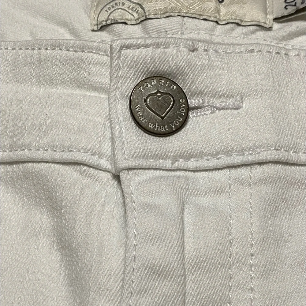 Torrid Jean Shorts Women’s 20 White Denim Distressed Casual Plus Size